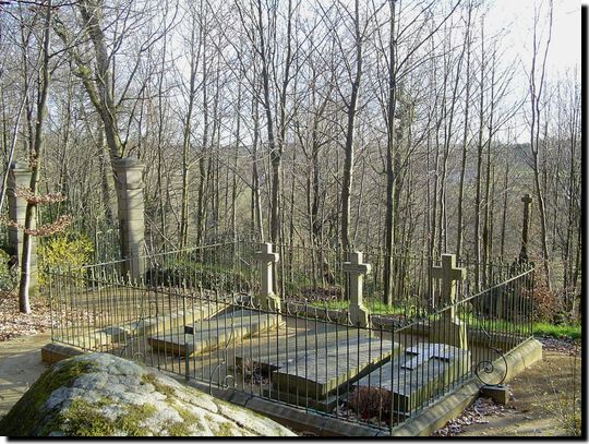 Cimetière familial dans les bois de Saint-Germain-en-Coglès